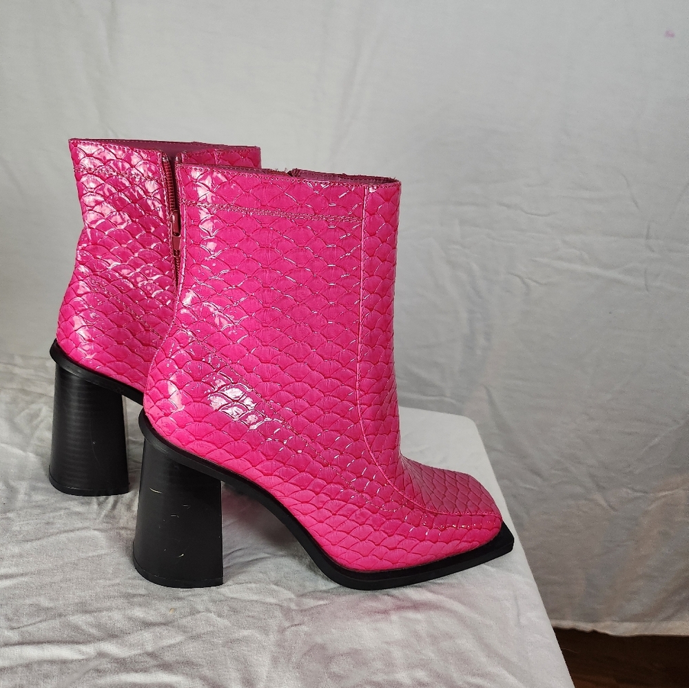 Daisy Street Exclusive heeled boots in pink croc - Picture 6 of 8